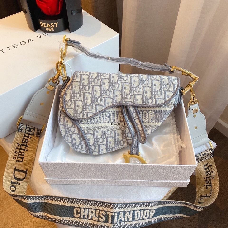 top christian handbags d io r 2021 new women's bag D-shaped saddle embroidery canvas versatile fashion One Shoulder Messenger Bag SHQU, 23.7.13
top christian handbags d io r 2021 new women's bag D-shaped saddle embroidery canvas versatile fashion One Shoulder Messenger Bag SHQU, 23.7.13