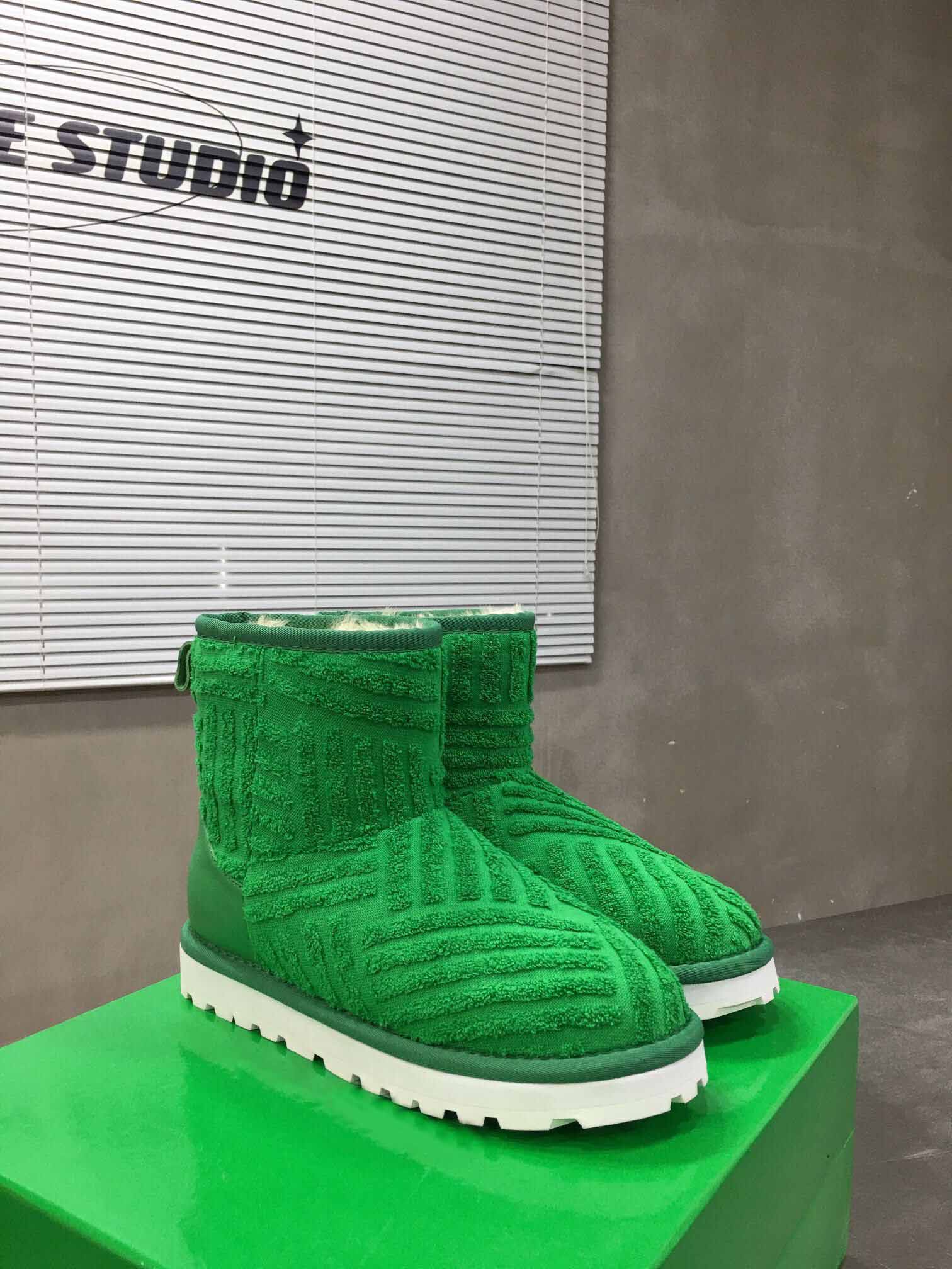 2021 winter luxury women's short boots snow boots towel cloth material warm and fashionable multi-color choice rubber non slip outsole size 35-41, Black
2021 winter luxury women's short boots snow boots towel cloth material warm and fashionable multi-color choice rubber non slip outsole size 35-41, Black