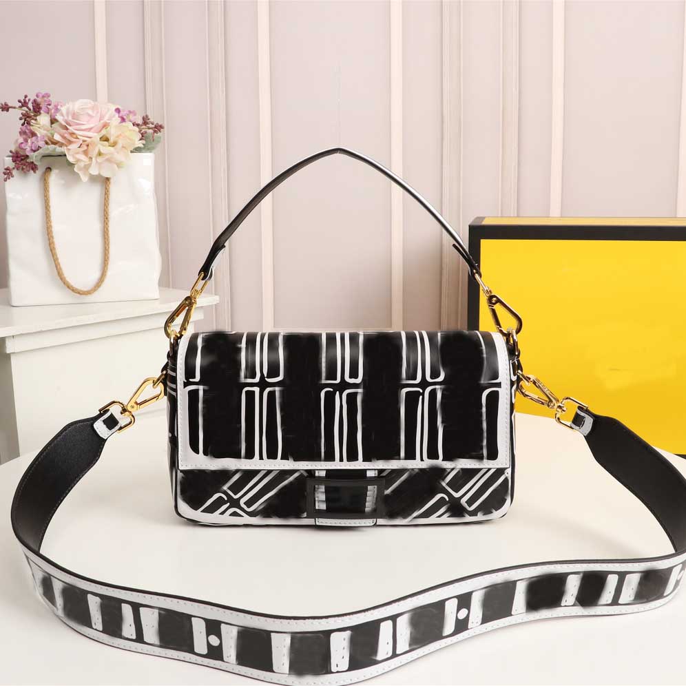 2021 Sketch line design messenger bag high quality leather fashion classic art style urban handbag
2021 Sketch line design messenger bag high quality leather fashion classic art style urban handbag