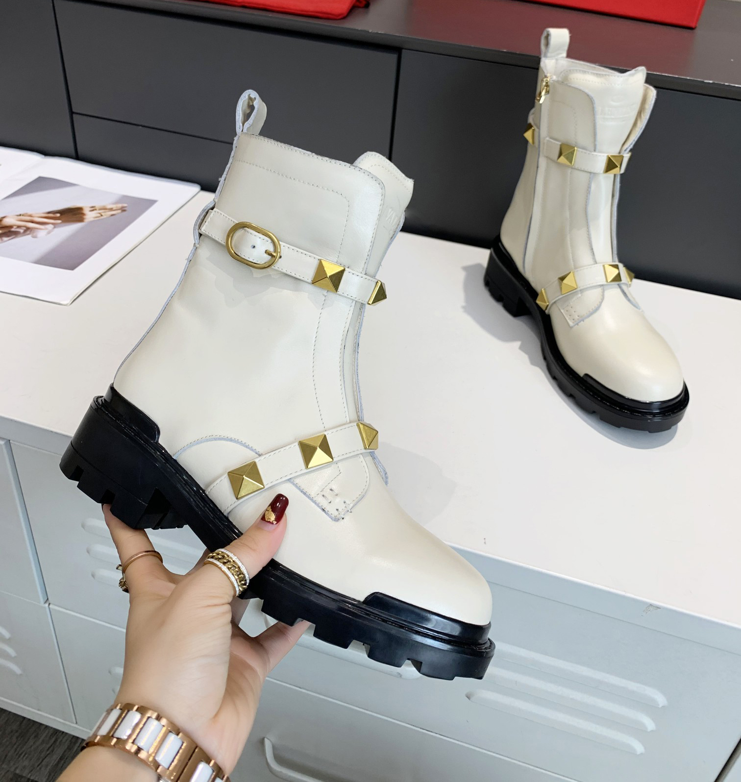 Designer Socks Boots Women Heels Shoes Letter Rivet Martin Boot Luxury Top Quality Valentinoes Sexy Mid-heel shoe A2, Black
Designer Socks Boots Women Heels Shoes Letter Rivet Martin Boot Luxury Top Quality Valentinoes Sexy Mid-heel shoe A2, Black