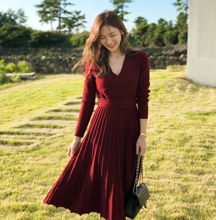 Fashion Women Sweater Knitting Dress Autumn Winter solid color Sexy V-Neck Long Sleeve Knitted Casual Pleated Dress 210518