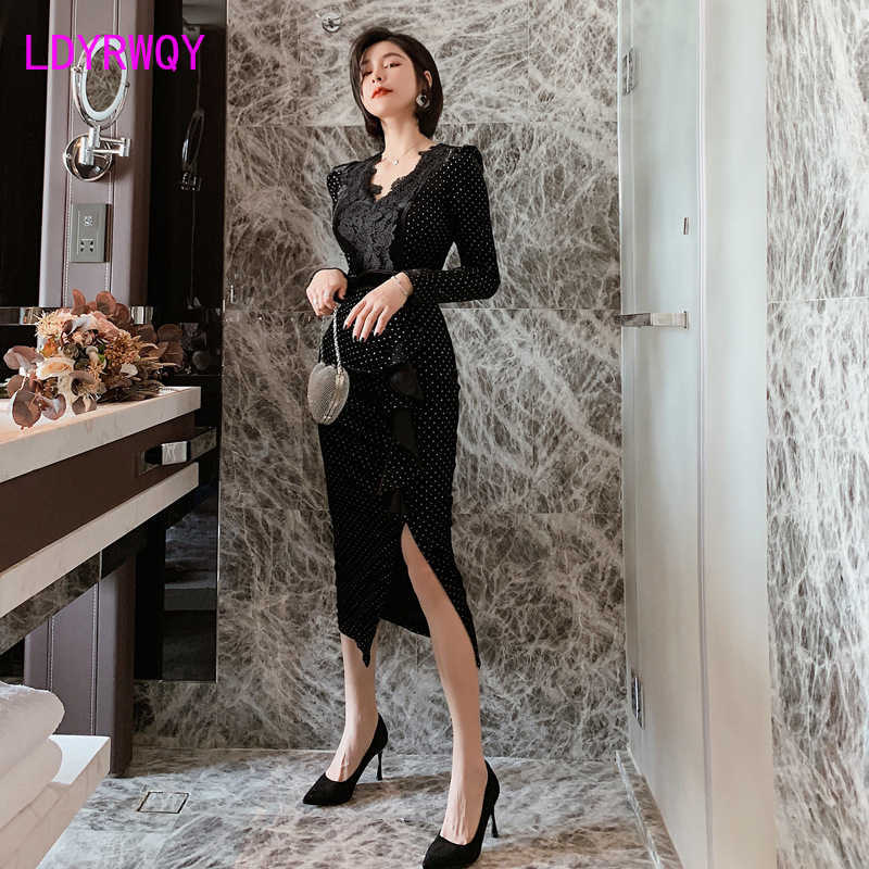 autumn and winter Korean version of women' sexy V-neck split lace stitching velvet dress 210603, Black
autumn and winter Korean version of women' sexy V-neck split lace stitching velvet dress 210603, Black