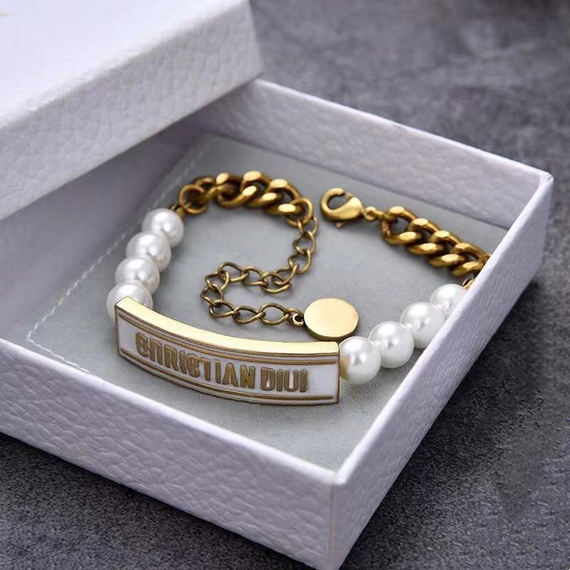 Luxury Designer Jewelry Women Bracelets Letter Chains Charm bracelet Brass Bronze Bracelet Suits fashion personality new design girl Gift
Luxury Designer Jewelry Women Bracelets Letter Chains Charm bracelet Brass Bronze Bracelet Suits fashion personality new design girl Gift