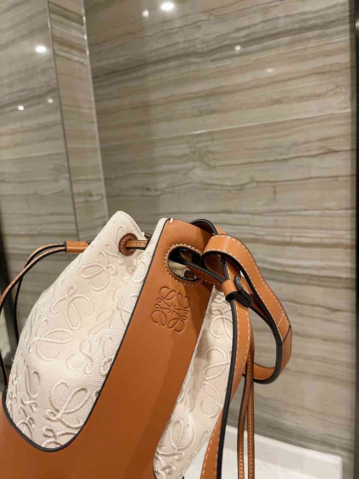 Women Luxurys Designers Bags 2021 TB organ chain strip small square litc Crossbody Bag totes designer handbag Purse Wallet Handbags tote TKYF
Women Luxurys Designers Bags 2021 TB organ chain strip small square litc Crossbody Bag totes designer handbag Purse Wallet Handbags tote TKYF