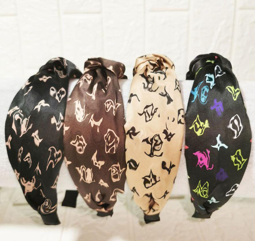 4colors Wholesale Cloth Brand Desinger V Letters Old Flower Print Headband Wide Edge Cross Knotted Headbands Luxury Twist Turban Hair Hoop Headwraps
4colors Wholesale Cloth Brand Desinger V Letters Old Flower Print Headband Wide Edge Cross Knotted Headbands Luxury Twist Turban Hair Hoop Headwraps