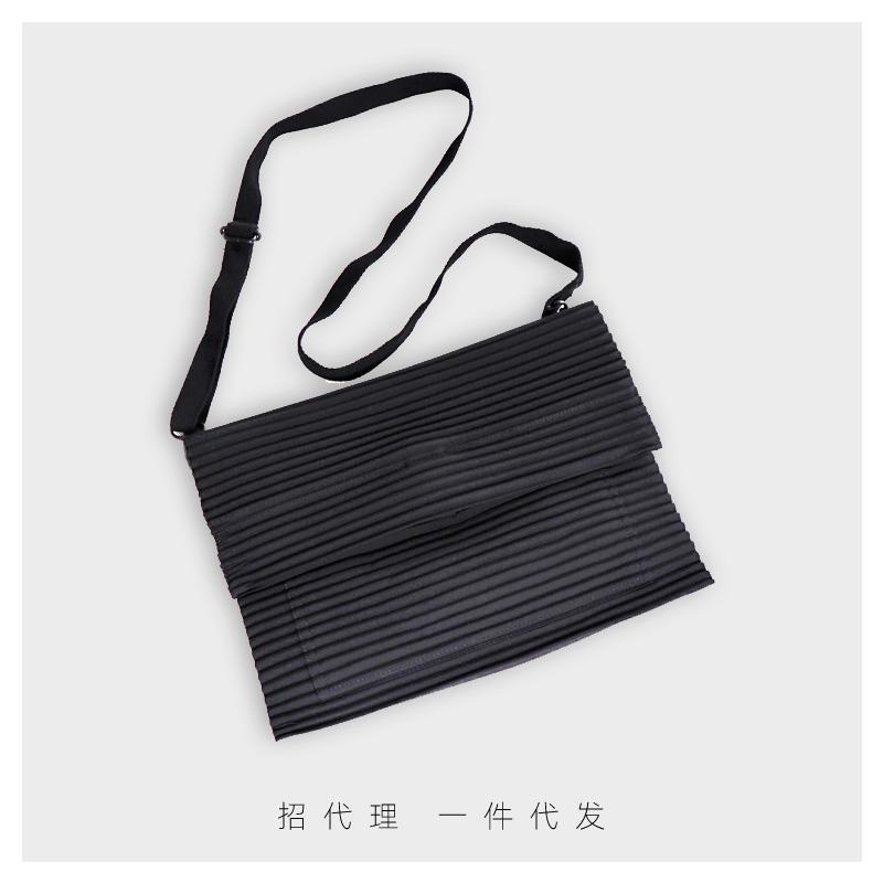 designer bag IN STOCK Miyake pleated canvas casual solid color Folding bag Messenger bag HOT SELLING G3HY, Black
designer bag IN STOCK Miyake pleated canvas casual solid color Folding bag Messenger bag HOT SELLING G3HY, Black