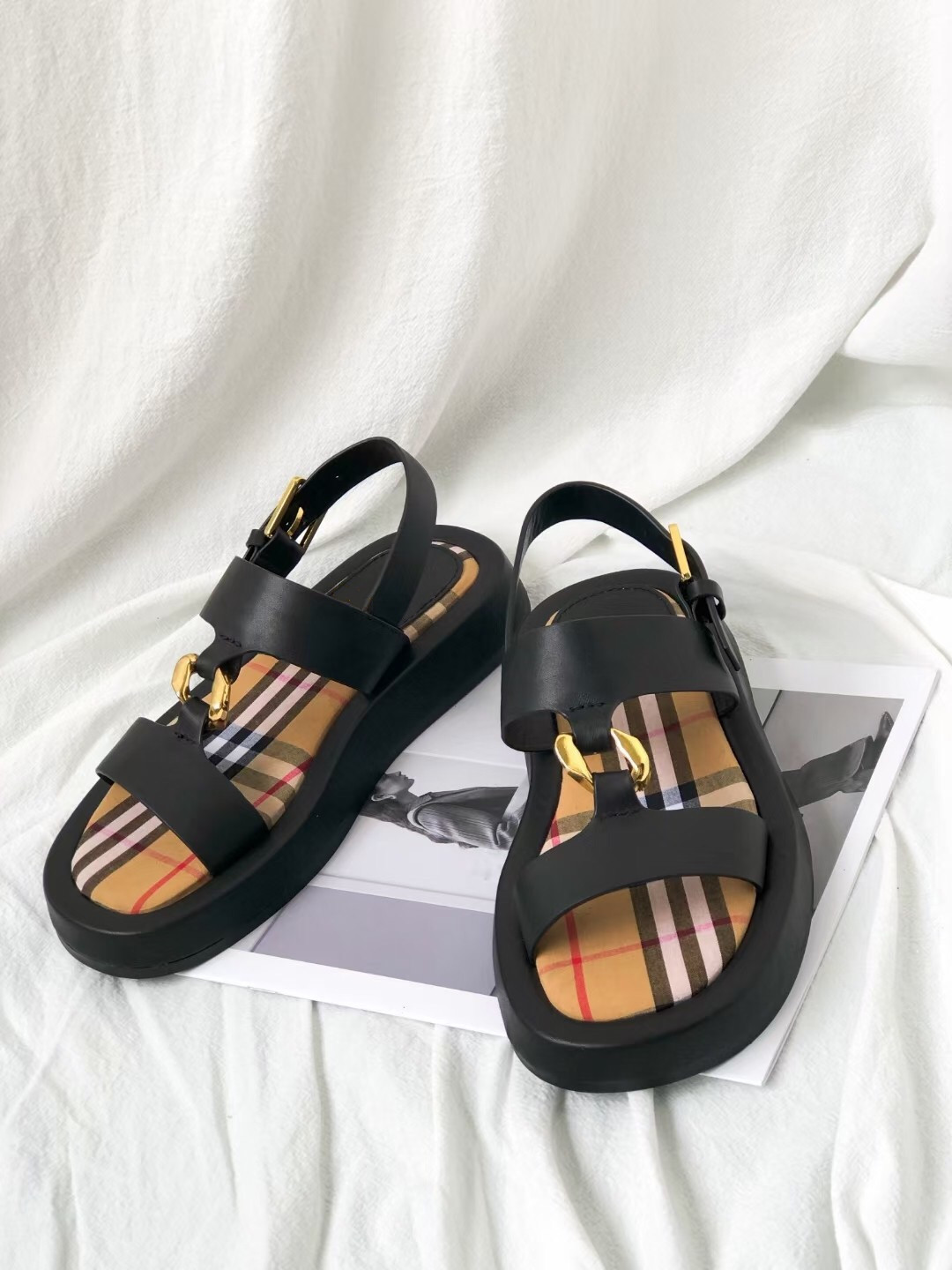 Top luxury designer sandals classic midsole striped leather casual style size 35-40, Black
Top luxury designer sandals classic midsole striped leather casual style size 35-40, Black