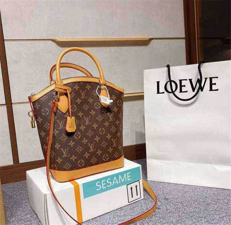 LV LOUIS VITTON Woman Shopping Bag High Quality Leather purse tote new fashion shoulder bag serial number date code Handbag, Red;black
LV LOUIS VITTON Woman Shopping Bag High Quality Leather purse tote new fashion shoulder bag serial number date code Handbag, Red;black