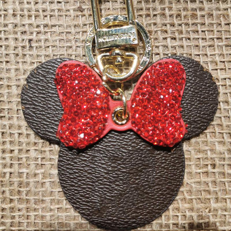 Diamond KEYCHAIN designed key by top designers high-quality leather cartoon MOUSE couple gift woman bag pendant car, Slivery;golden
Diamond KEYCHAIN designed key by top designers high-quality leather cartoon MOUSE couple gift woman bag pendant car, Slivery;golden