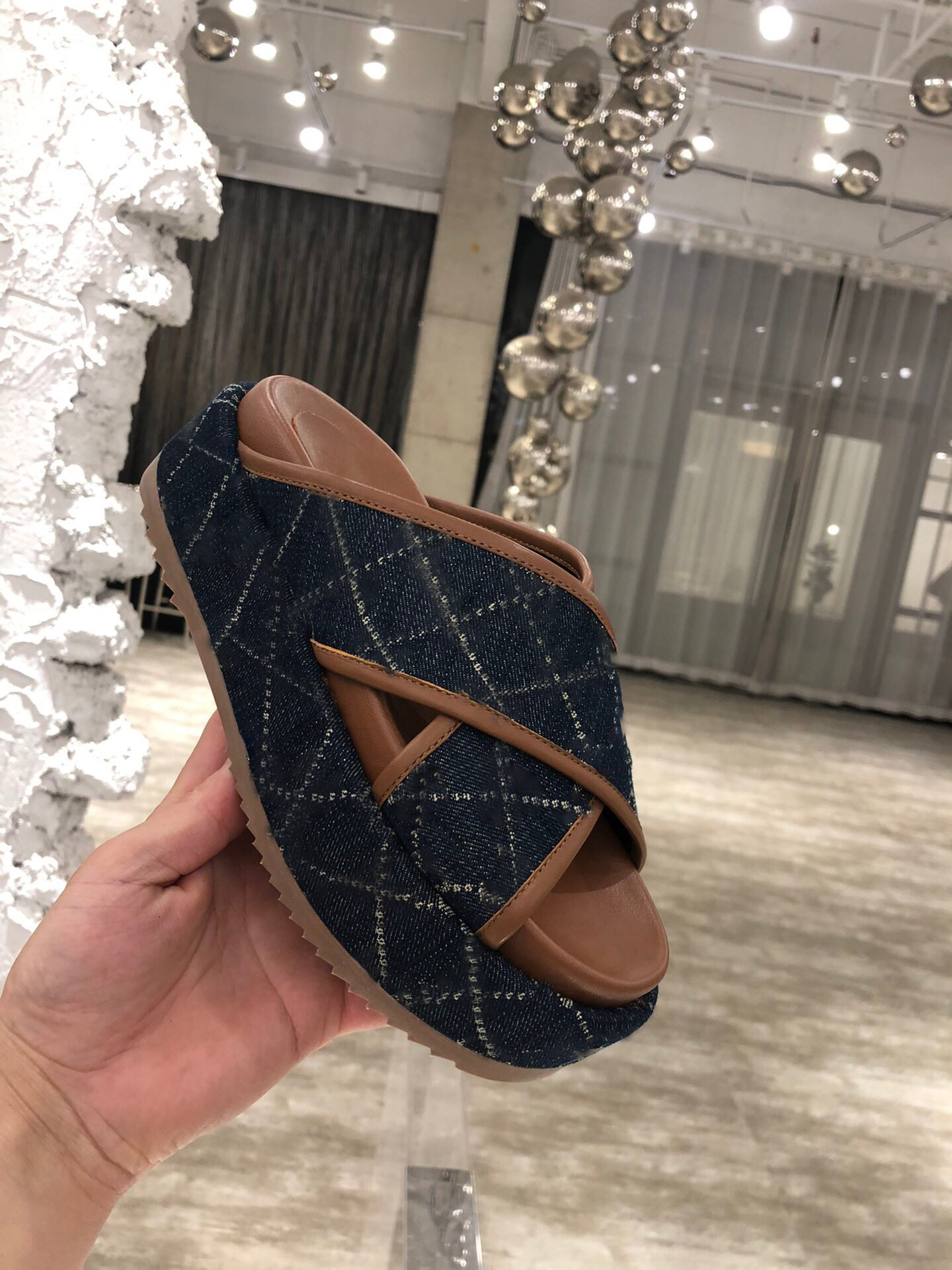 Stylish men and women slippers top quality casual beach outdoor portable with designer box size 35-41 2431456, Black
Stylish men and women slippers top quality casual beach outdoor portable with designer box size 35-41 2431456, Black