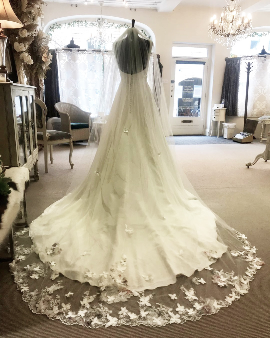 Beautiful Veils Appliques Lace with Comb Bridal for Girls Cathedral Luxury Long Chapel Length Simple Retro Wedding Photo