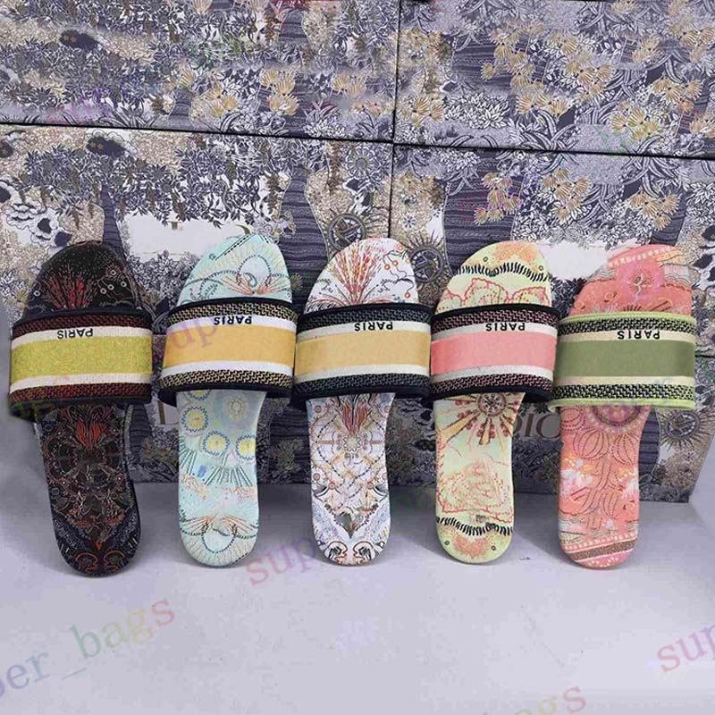 2021 Women Luxurys Designers Slippers blue green red flower animals Summer beach sandals Slide Fashion Flip Flops Wide Flat Slippery shoes box, Black
2021 Women Luxurys Designers Slippers blue green red flower animals Summer beach sandals Slide Fashion Flip Flops Wide Flat Slippery shoes box, Black