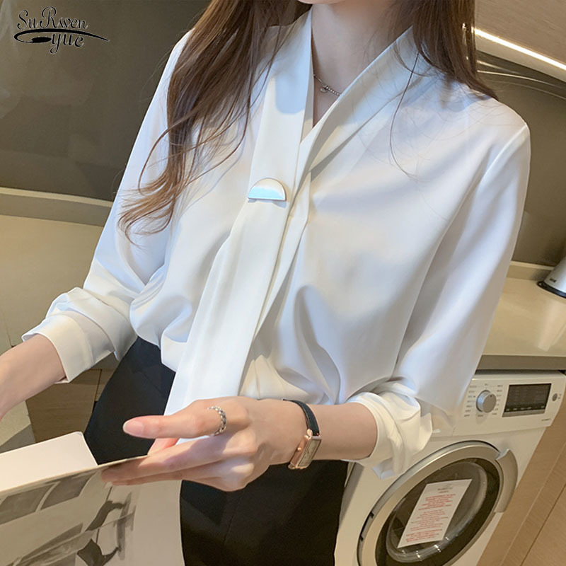 Blusas Autumn Long Sleeve Satin Women Blouses V-neck Pullover White Blouse Solid Button Casual Shirts 11054 210521
Blusas Autumn Long Sleeve Satin Women Blouses V-neck Pullover White Blouse Solid Button Casual Shirts 11054 210521