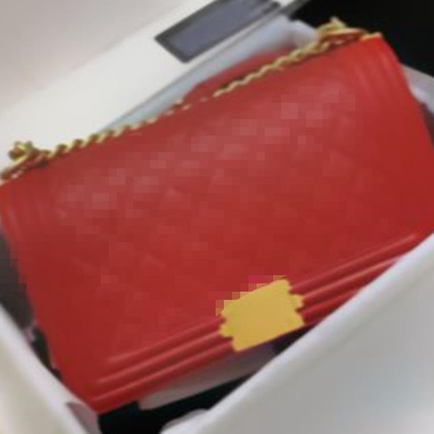 Designer- 2021 Women shoulder bag V lock small Diamond Lattice Genuine Leather classic golden wallet crossbody, Red
Designer- 2021 Women shoulder bag V lock small Diamond Lattice Genuine Leather classic golden wallet crossbody, Red