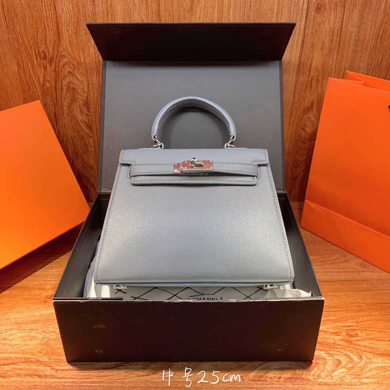 FLOWER 2021bagsTop Women Original Brand Fashion Luxurys designers leather clutch Handbags 25cm Gold Silver Buckle shoulder Bags wholesale
FLOWER 2021bagsTop Women Original Brand Fashion Luxurys designers leather clutch Handbags 25cm Gold Silver Buckle shoulder Bags wholesale