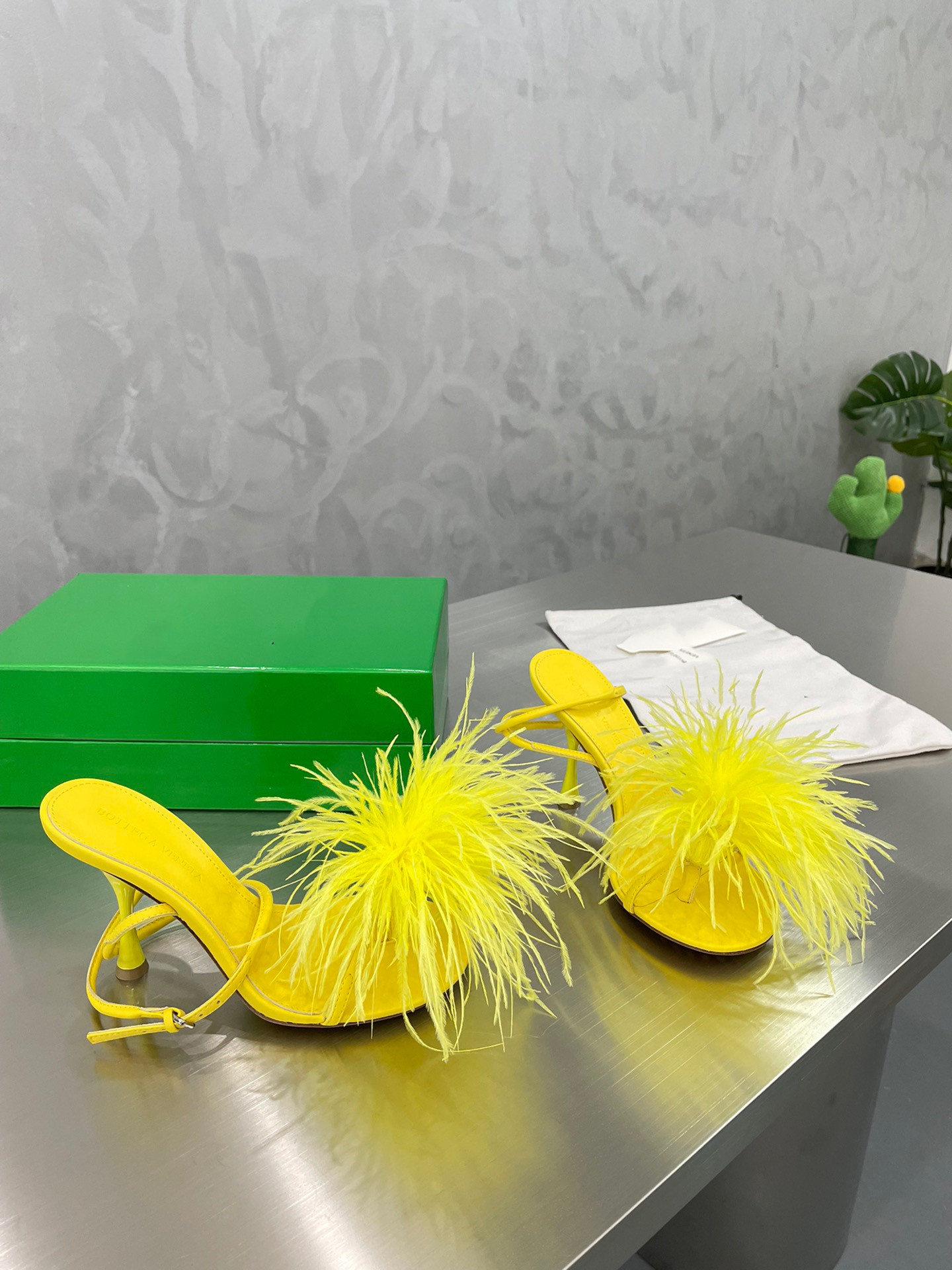 

2022 summer ostrich feather shuttlecock flat sandals real leather shoes with clear logo and seven colors of orange handbag size35-41, Green box