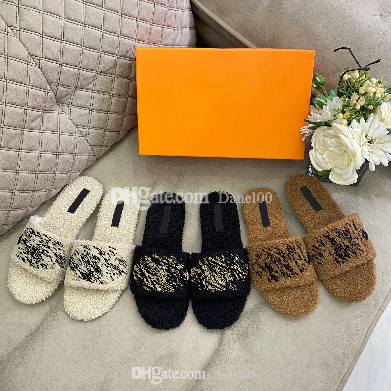 Classic Slides Luxury Designer Men Women Ladies Fluffy wool Slippers Winter fur Fluffies Furry Sandals Slipper Warm Comfortable Fuzzy Girl Flip Flop size 35-46
Classic Slides Luxury Designer Men Women Ladies Fluffy wool Slippers Winter fur Fluffies Furry Sandals Slipper Warm Comfortable Fuzzy Girl Flip Flop size 35-46