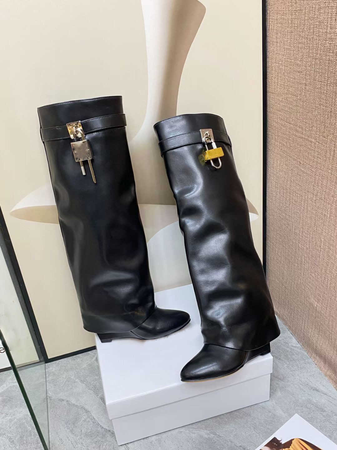 2021 Designer Woman Shark Lock Pant Leather Boots ANKLE BOOT Lady Fashion Catwalk High Heel Size EUR 35-42, Don't buy it
2021 Designer Woman Shark Lock Pant Leather Boots ANKLE BOOT Lady Fashion Catwalk High Heel Size EUR 35-42, Don't buy it