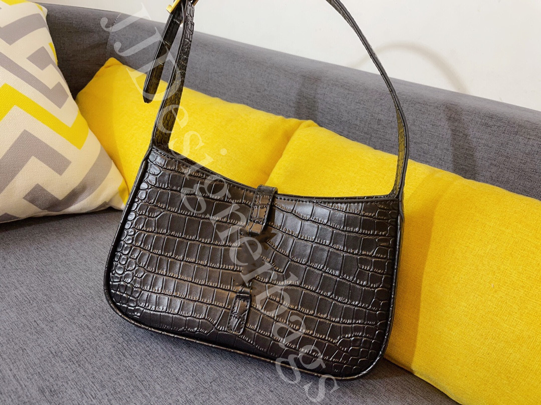 Borsa hobo Le5A7 in pelle LISCIA One shoulder bags 3 Capital Letters Hasp Vintage Baguettes Gold Hardware Black Genuine Calf Leather Underarm Handbags wallets purse, Crocodile pattern
Borsa hobo Le5A7 in pelle LISCIA One shoulder bags 3 Capital Letters Hasp Vintage Baguettes Gold Hardware Black Genuine Calf Leather Underarm Handbags wallets purse, Crocodile pattern