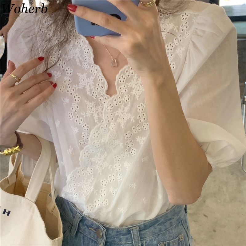 Korean Blusas Embroidered Lace Gentle Shirts Women Summer White Blouses Hollow Out V Neck Short Sleeve Loose Tops 210519
