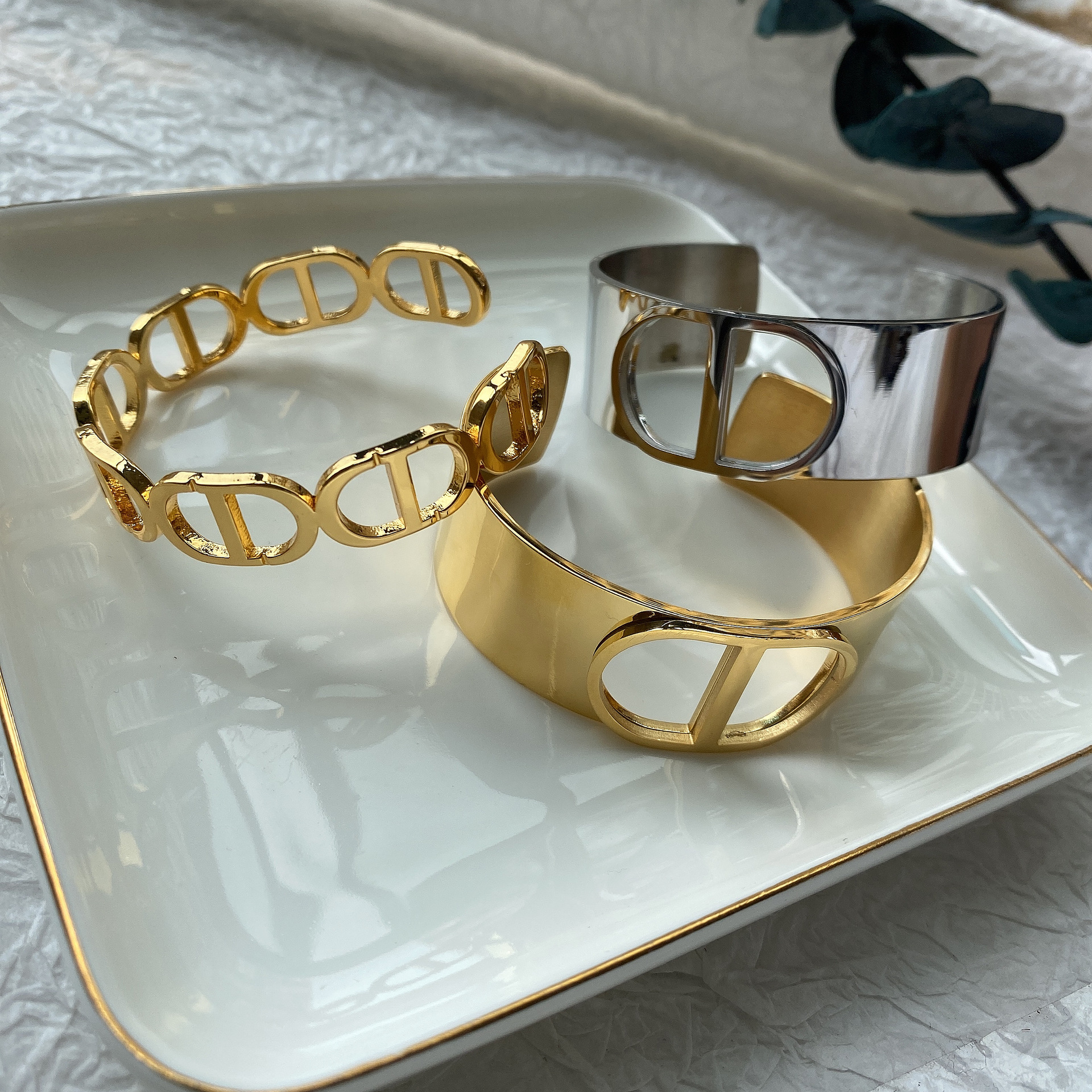 Titanium steel 18K wide protection women's simple CD letter opening temperament fashion bracelet Jewelry, Black
Titanium steel 18K wide protection women's simple CD letter opening temperament fashion bracelet Jewelry, Black
