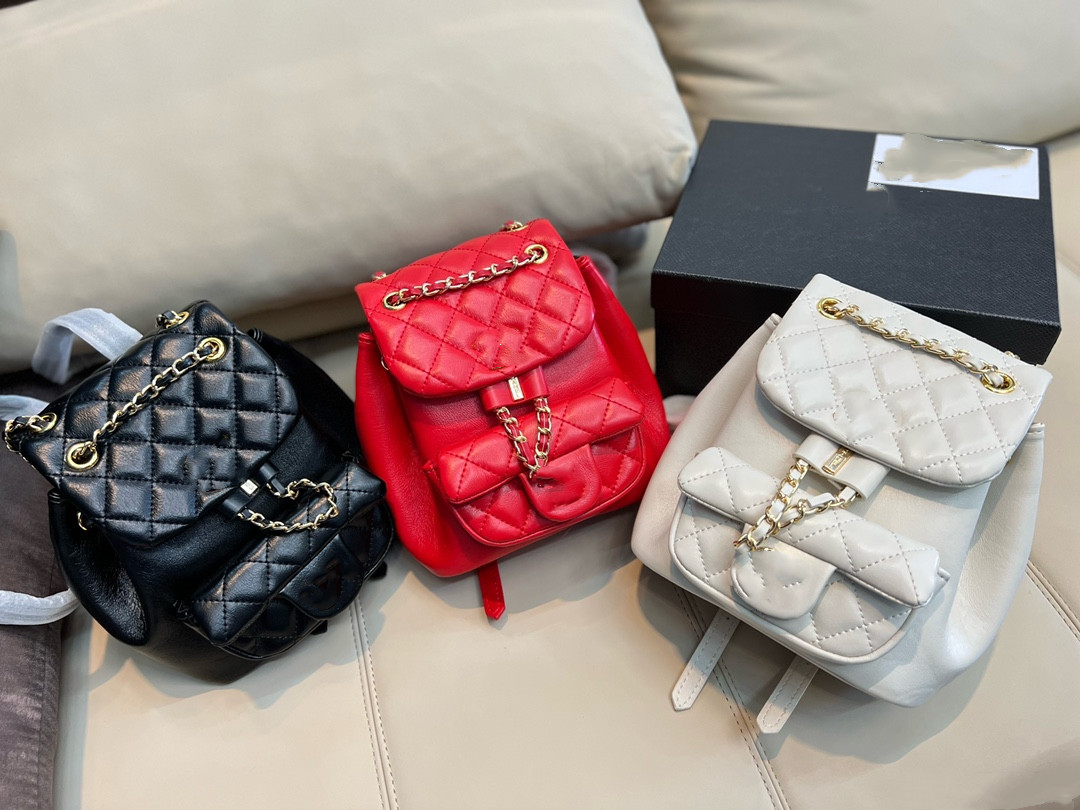 2022 Backpack early spring new small schoolbag 22c oil wax cow leather luxury designer backpack Single Shoulder Messenger
2022 Backpack early spring new small schoolbag 22c oil wax cow leather luxury designer backpack Single Shoulder Messenger