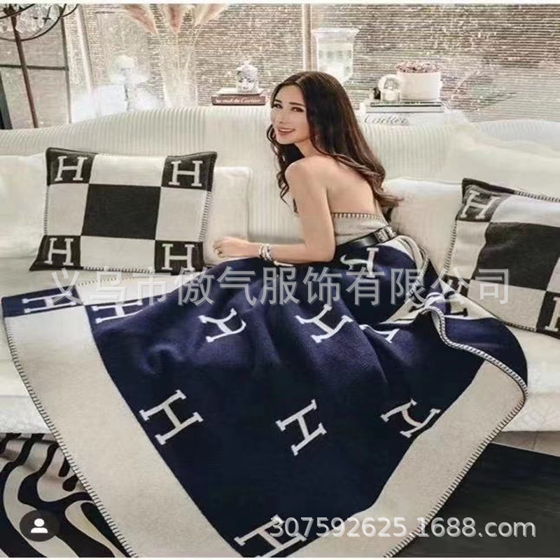 Home Textiles Blanket H letter air conditioning sofa cover four seasons men's, women's, young and old universal Scarf Shawl decor
Home Textiles Blanket H letter air conditioning sofa cover four seasons men's, women's, young and old universal Scarf Shawl decor
