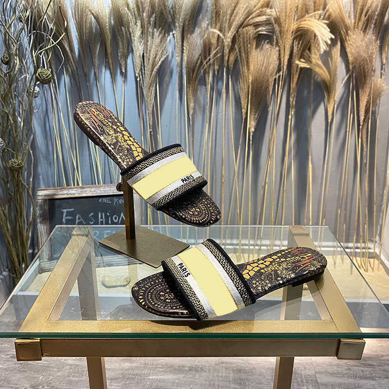 Designer slippers top quality women's luxury sandals summerbeach flip flops casual sexy embroidery print letter sports belt box, Black
Designer slippers top quality women's luxury sandals summerbeach flip flops casual sexy embroidery print letter sports belt box, Black