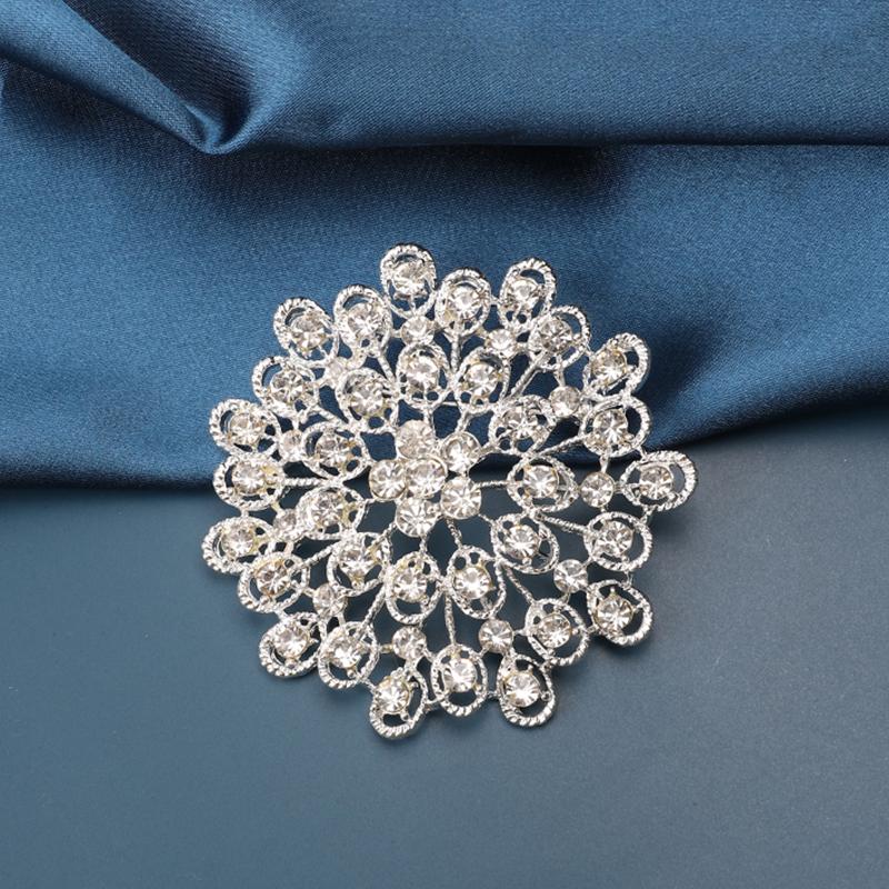 Pins, Brooches Ladies Snowflake Brooch Simple And Elegant Rhinestone Hollow Matching Sweater Coat Scarf Dress Wedding Party Pin
Pins, Brooches Ladies Snowflake Brooch Simple And Elegant Rhinestone Hollow Matching Sweater Coat Scarf Dress Wedding Party Pin