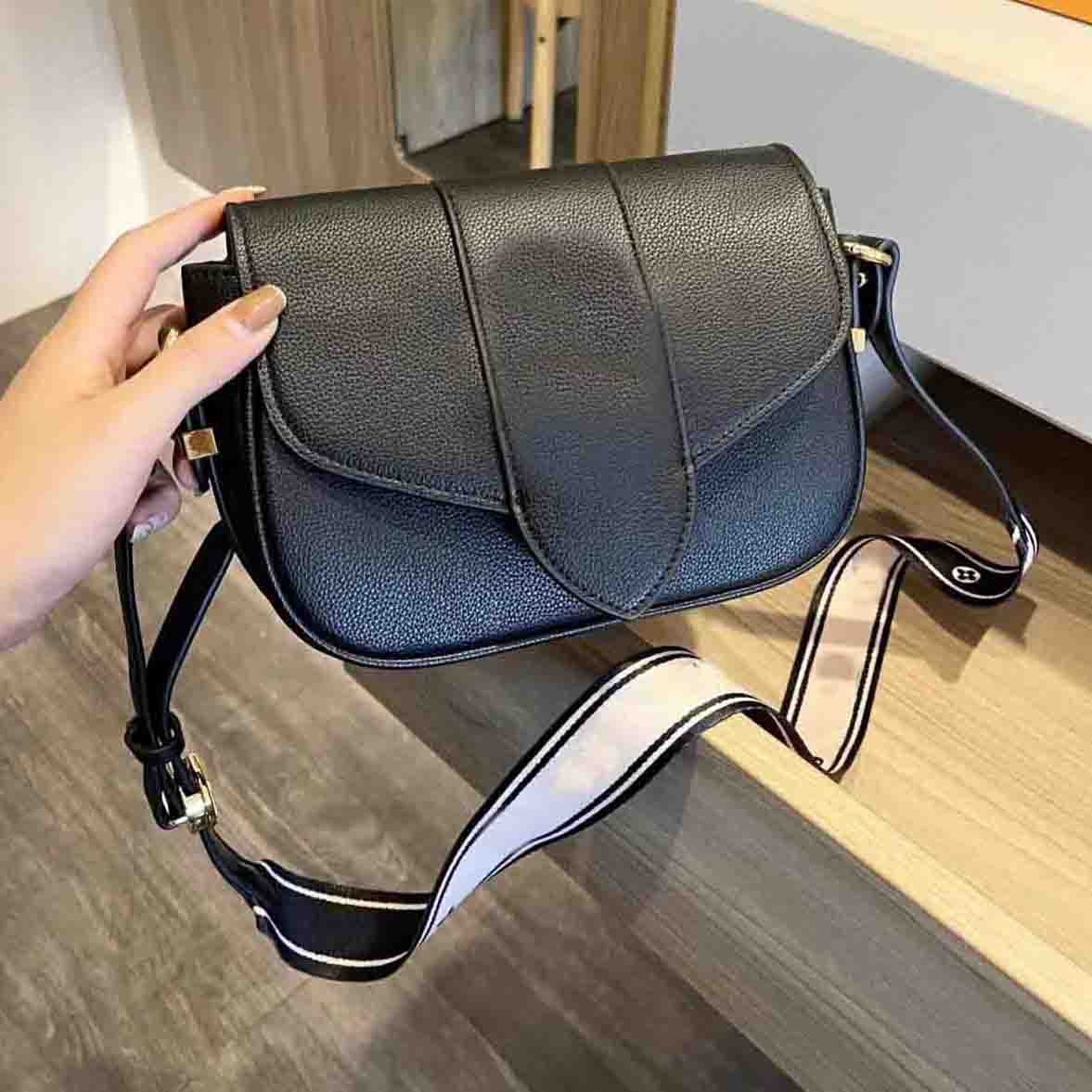 Fashion Shoulder Luxury Designer Bags Brand Letter Cross body Handbags Women Lock Phone Bag Wallet Purse Metallic Totes Lady, Picture color with logo 22x7x16cm
Fashion Shoulder Luxury Designer Bags Brand Letter Cross body Handbags Women Lock Phone Bag Wallet Purse Metallic Totes Lady, Picture color with logo 22x7x16cm