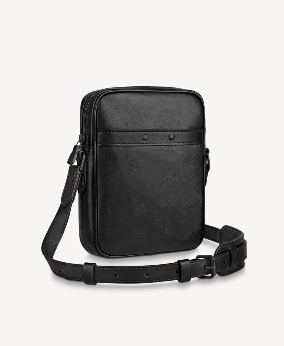 Danube Slim Messenger Bag Black Embossed Leather Men Casual Outdoor Sports Crossbody Small Mobile Phone bags M44972
Danube Slim Messenger Bag Black Embossed Leather Men Casual Outdoor Sports Crossbody Small Mobile Phone bags M44972
