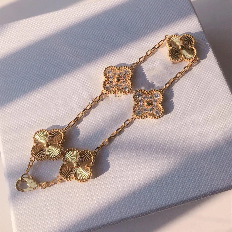 High quality Fashion chain Four Leaf Clover Bracelets Earrings and necklaces Link With diamond 18K Gold for Women Girls Valentine's Wed, Black
High quality Fashion chain Four Leaf Clover Bracelets Earrings and necklaces Link With diamond 18K Gold for Women Girls Valentine's Wed, Black