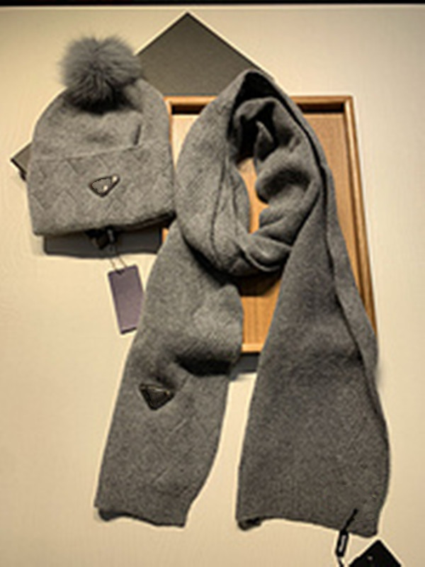 21Classic suit hat scarf warm super comfortable fashion men and women general anticounterfeiting label hanging card complete! Many styles welcome to choose
21Classic suit hat scarf warm super comfortable fashion men and women general anticounterfeiting label hanging card complete! Many styles welcome to choose