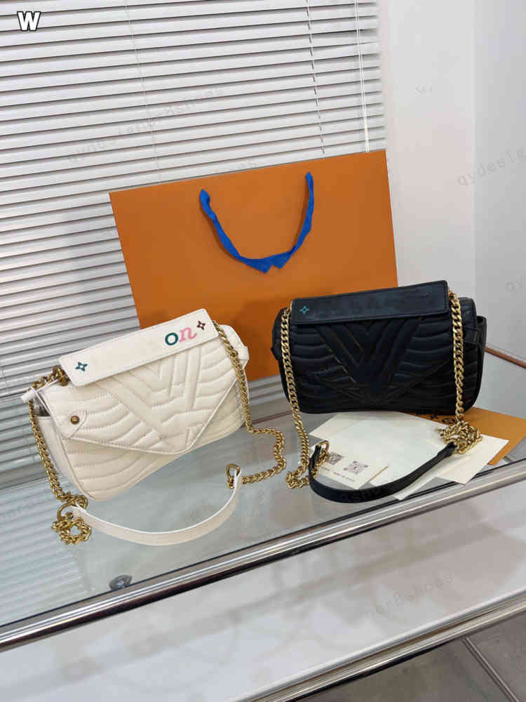 With box female designer Lockme Tender one-shoulder messenger bag size 28*18cm, For transportation
With box female designer Lockme Tender one-shoulder messenger bag size 28*18cm, For transportation