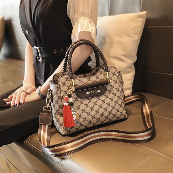 Purse Signature printed women's autumn and winter new versatile tassel hand wide webbing single shoulder diagonal bag, Coffee
Purse Signature printed women's autumn and winter new versatile tassel hand wide webbing single shoulder diagonal bag, Coffee