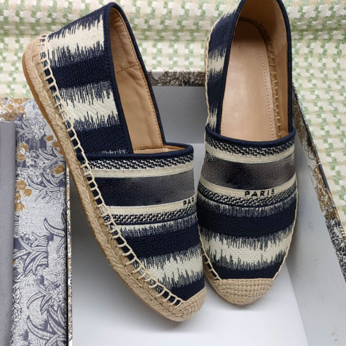 High quality designer girl flat shoes round head single embroidery hollow fisherman 35-41 with box, Customize
High quality designer girl flat shoes round head single embroidery hollow fisherman 35-41 with box, Customize