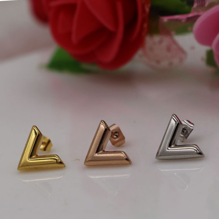 2021 Cute Size Stainless Steel Fashion Studs Silver Rose Gold Earring Women Designers Earings Love V Letter engagement Jewelry Party Gifts
2021 Cute Size Stainless Steel Fashion Studs Silver Rose Gold Earring Women Designers Earings Love V Letter engagement Jewelry Party Gifts