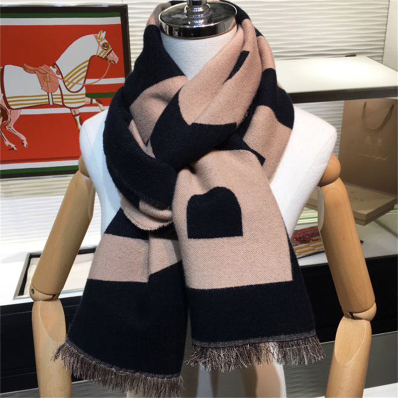 Fashion Winter Cashmere Scarf For Men Women Designer Classic Big Letter Scarves High Quality Wool Pashmina Luxury Scarfs Size 33*180cm
Fashion Winter Cashmere Scarf For Men Women Designer Classic Big Letter Scarves High Quality Wool Pashmina Luxury Scarfs Size 33*180cm