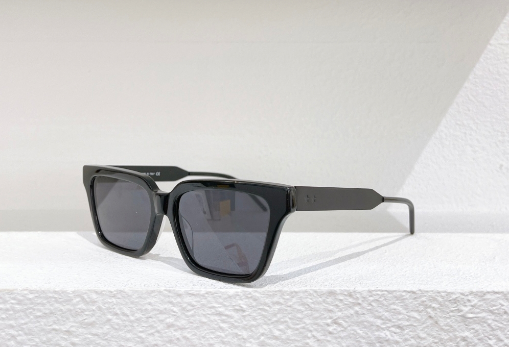 Black Grey Sunglasses 0975 Grey Lens Glasses Sunnies unisex Fashion Sunglasses Gafas de sol UV400 Protection Eyewear with box
Black Grey Sunglasses 0975 Grey Lens Glasses Sunnies unisex Fashion Sunglasses Gafas de sol UV400 Protection Eyewear with box