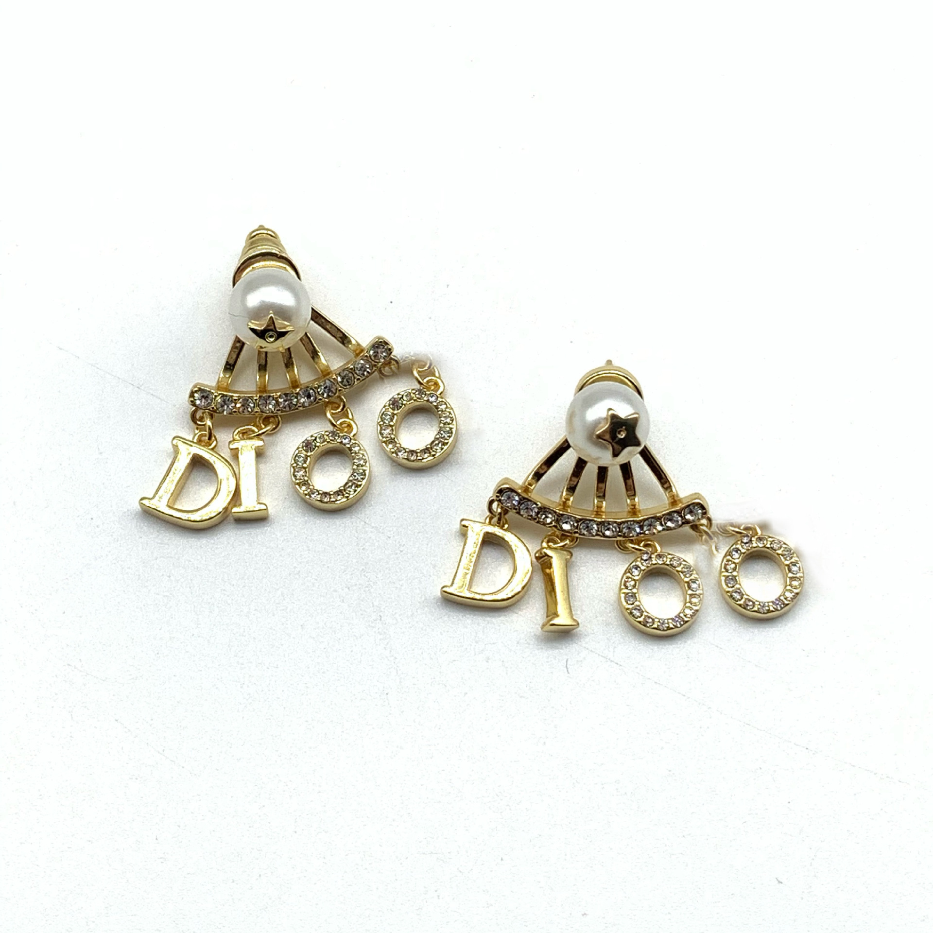 Fashion pearl stud earrings for lady Women Party Wedding Lovers gift engagement Jewelry Bride With BOX
Fashion pearl stud earrings for lady Women Party Wedding Lovers gift engagement Jewelry Bride With BOX