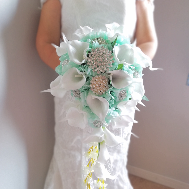 Bridal Bouquet Sky Blue Peony With White Calla Lily Green Wedding Flowers Waterfall style Accessoires de Mariage Cascading fleur artificielle Dropshipping
Bridal Bouquet Sky Blue Peony With White Calla Lily Green Wedding Flowers Waterfall style Accessoires de Mariage Cascading fleur artificielle Dropshipping