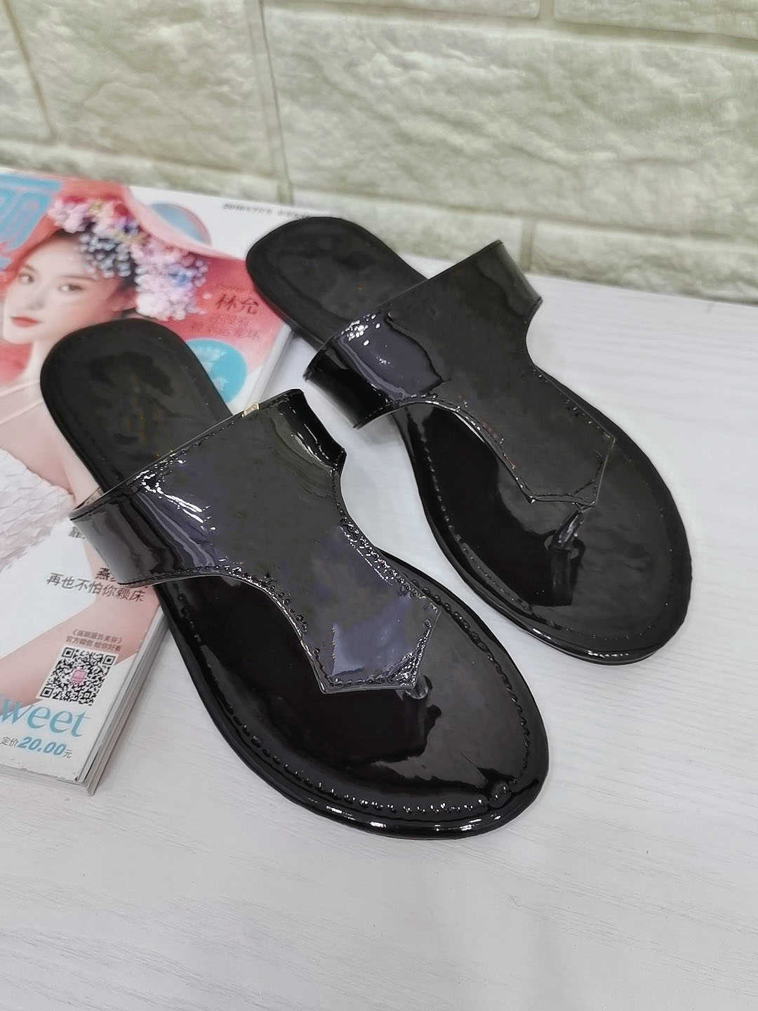 Slippers sandals designer womens flat bottomed slides color matching leather chain beach casual comfortable fashion summer shoes
Slippers sandals designer womens flat bottomed slides color matching leather chain beach casual comfortable fashion summer shoes