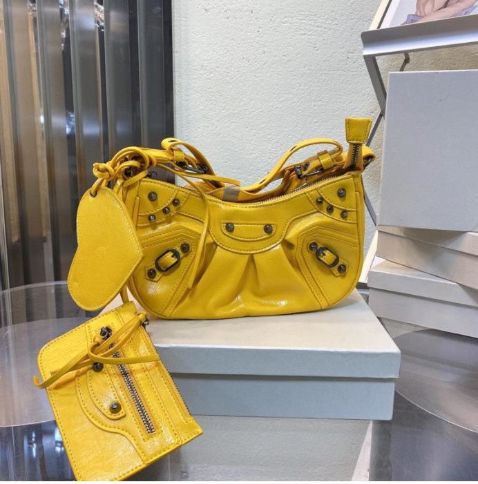 women rivet hobos shoulder bags designer baguettes motorcycle crossbody bag fashion lady purses small totes with heart tag card hoder high q
women rivet hobos shoulder bags designer baguettes motorcycle crossbody bag fashion lady purses small totes with heart tag card hoder high q