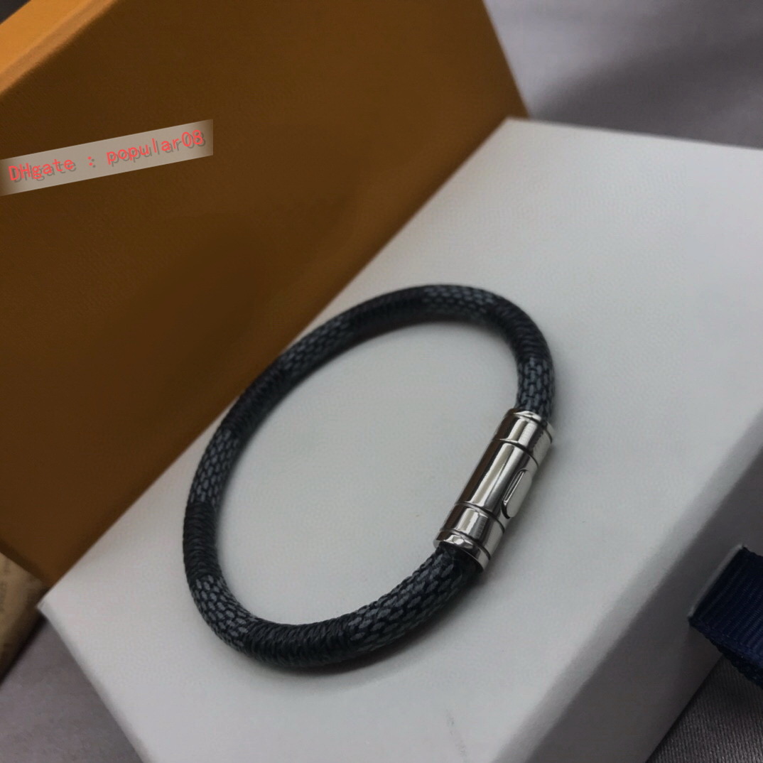 Europe America New Style Men Lady Womens Round Print Gray Plaid Design Engraved V Letter Metal Hardware Keep It Leather Bracelet Bangle
Europe America New Style Men Lady Womens Round Print Gray Plaid Design Engraved V Letter Metal Hardware Keep It Leather Bracelet Bangle