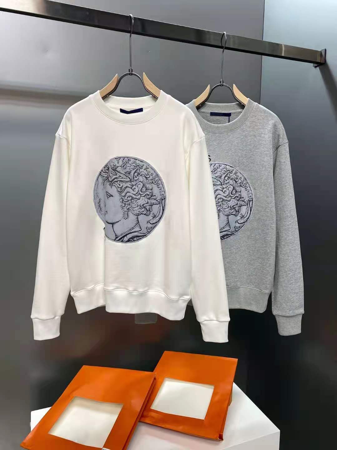 21FW Early autumn Italy pairs Hoodies Letter Printed Hooded Sweatshirt Couple Casual Street Outdoor Men Women Hoodies size -L zdll0727, White
21FW Early autumn Italy pairs Hoodies Letter Printed Hooded Sweatshirt Couple Casual Street Outdoor Men Women Hoodies size -L zdll0727, White