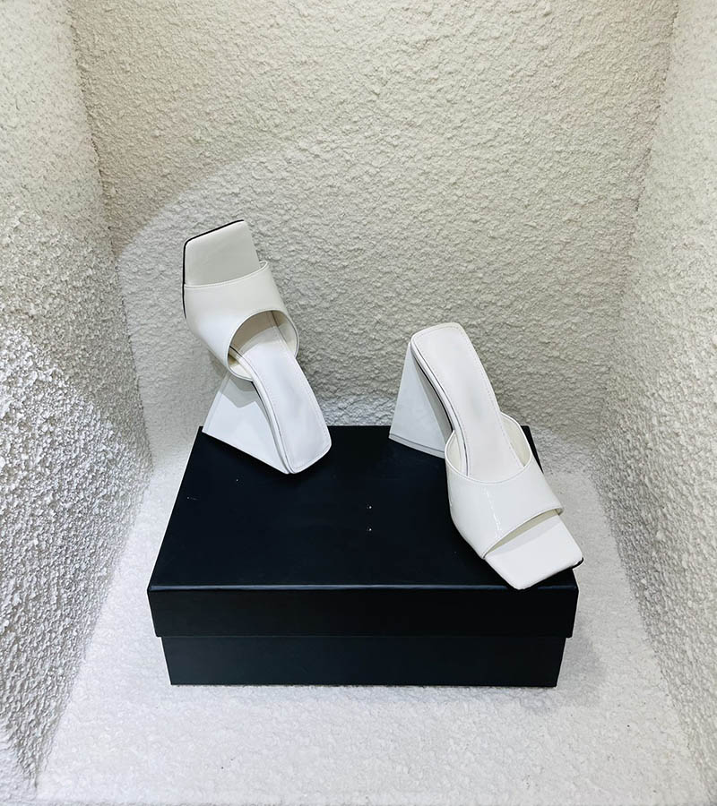 Fashion lady sexy plus size slippers designer square head high heel sandals black and white all-match wide bottom leather non-slip women slippers with box
Fashion lady sexy plus size slippers designer square head high heel sandals black and white all-match wide bottom leather non-slip women slippers with box