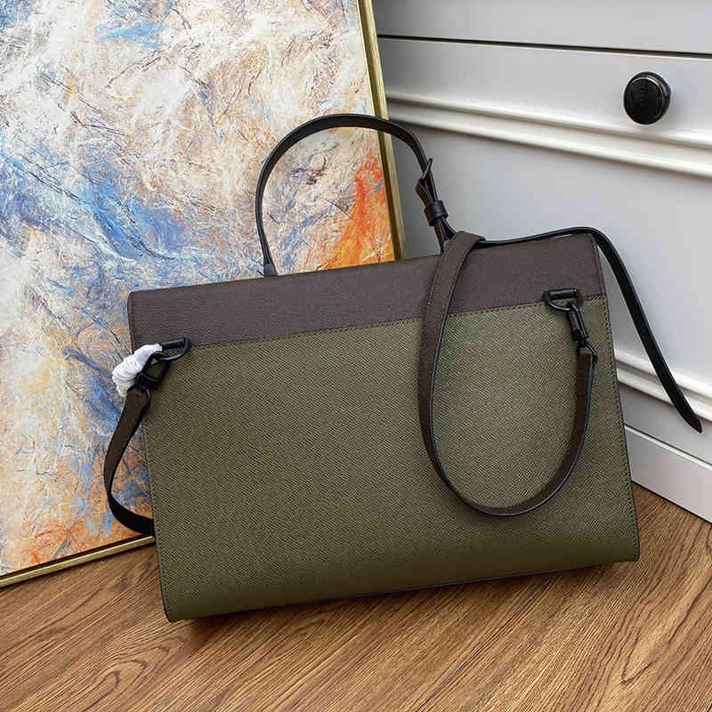 A 2020 autumn and winter Green cross with presbyopia briefcase M30591 Signature pin Adjustable leather handle and shoulder strap Handbag
A 2020 autumn and winter Green cross with presbyopia briefcase M30591 Signature pin Adjustable leather handle and shoulder strap Handbag
