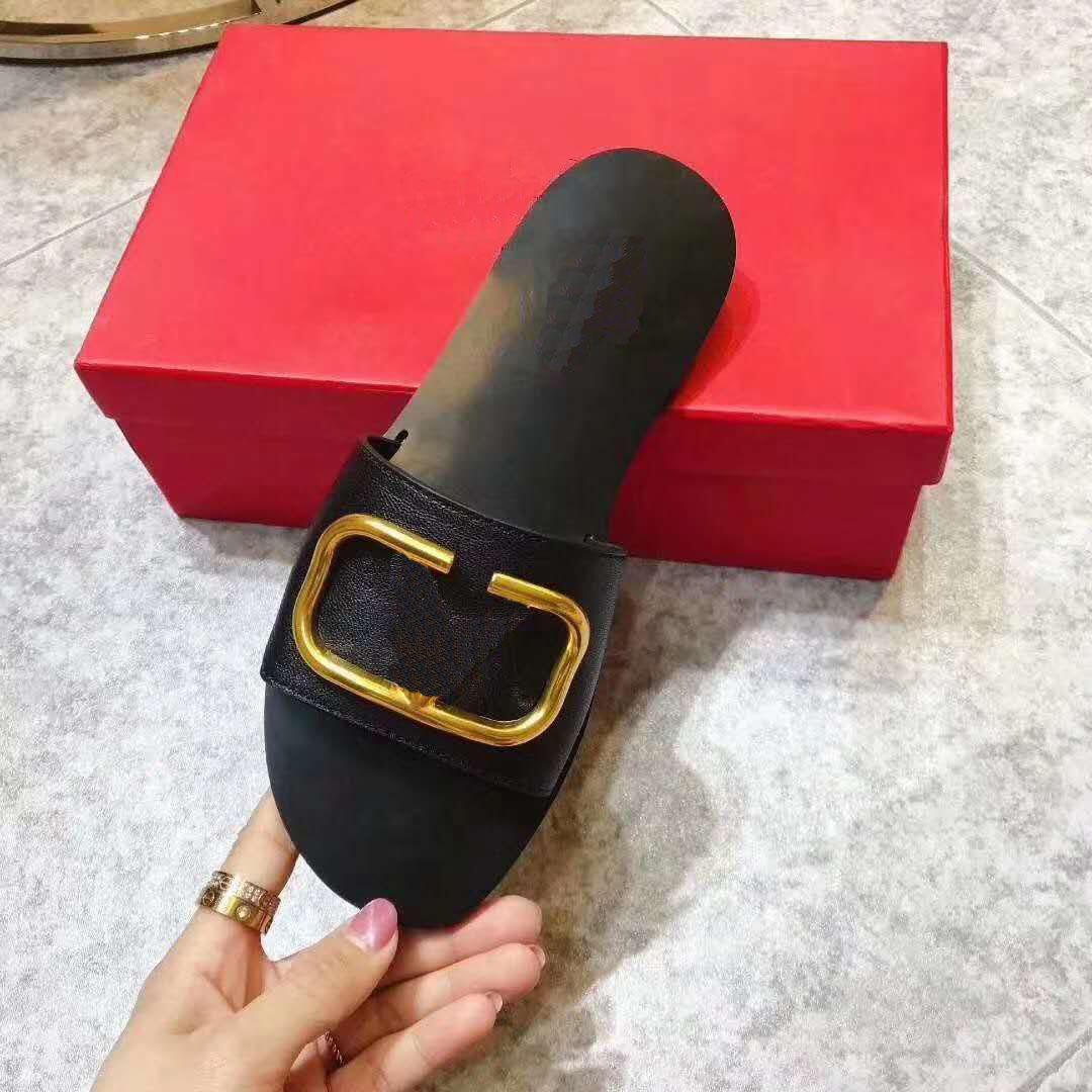Slippers Classic V Logo Slippers Sandals Women's Designer Flat Head Rivet Slippers with Buckle Leather Household Sandals Size 35-40, Black
Slippers Classic V Logo Slippers Sandals Women's Designer Flat Head Rivet Slippers with Buckle Leather Household Sandals Size 35-40, Black