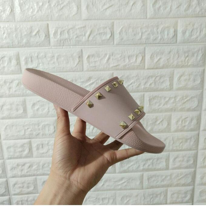Discount Fashion Mens Womens Summer Slippers Sandals Leisure Beach Leather Rivet Stud Casual Slippers Slides Flip Flops
Discount Fashion Mens Womens Summer Slippers Sandals Leisure Beach Leather Rivet Stud Casual Slippers Slides Flip Flops
