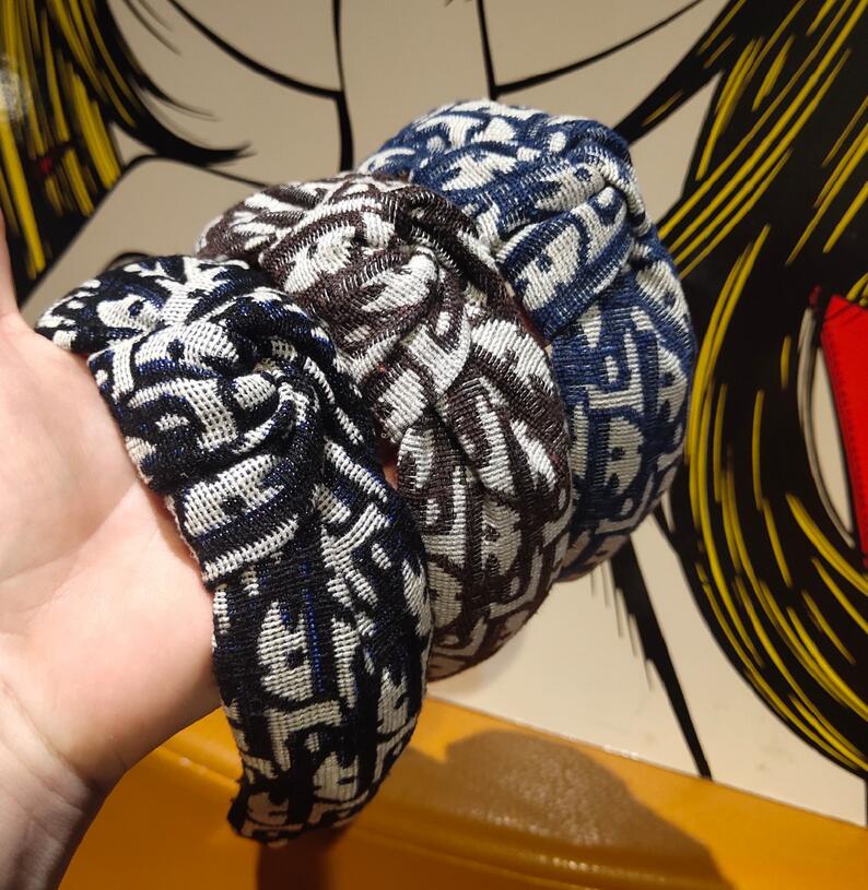 3color Leather Headbands D Letters Print Women Headband Girls Knotted Cartoon Pattern Headwraps HairBand Hair hoop Sport Accessories
3color Leather Headbands D Letters Print Women Headband Girls Knotted Cartoon Pattern Headwraps HairBand Hair hoop Sport Accessories